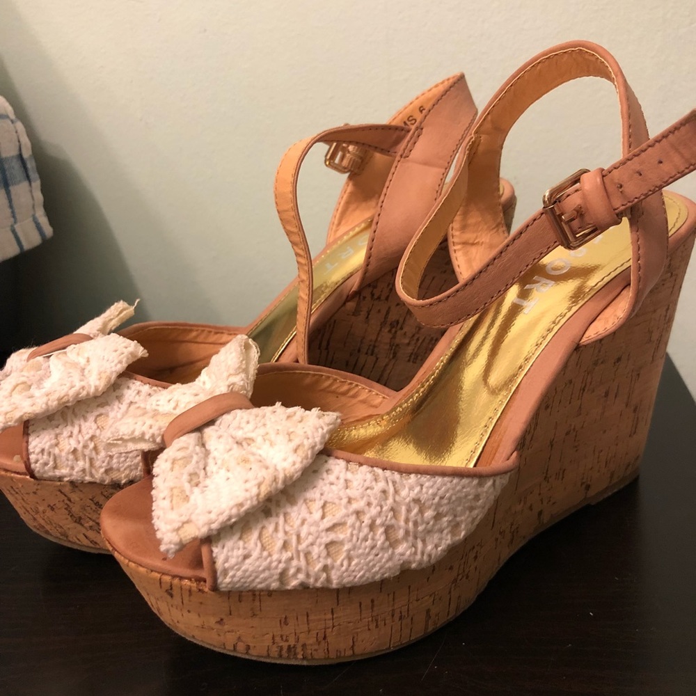 Report tan wedges